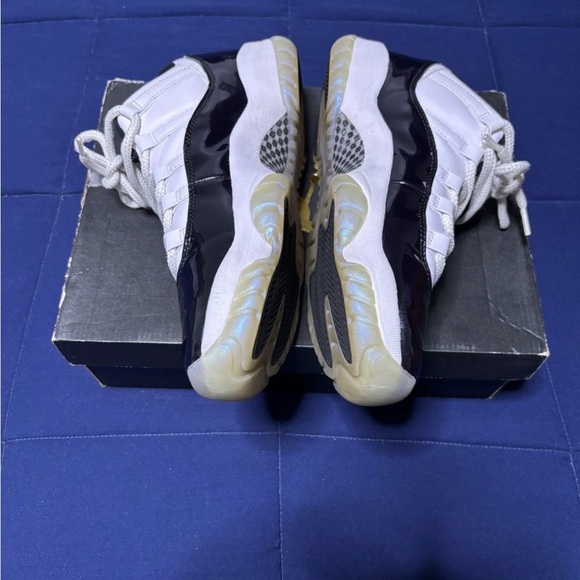 Air Jordan 11 Retro Low Emerald 2018 Size 9 main image 6